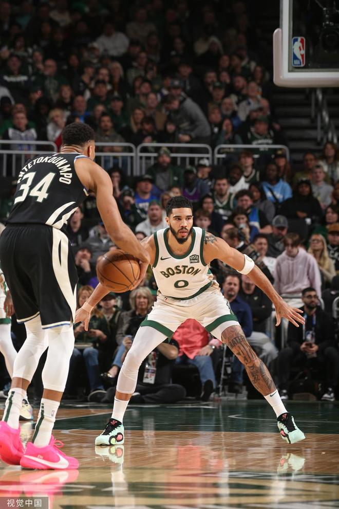 塔图姆在雄鹿比赛中回归赛场，突破纪录引发热议！